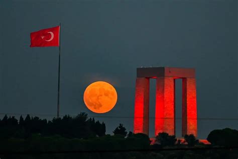 ­M­a­v­i­ ­A­y­­ ­İ­s­t­a­n­b­u­l­­d­a­ ­v­e­ ­Ç­a­n­a­k­k­a­l­e­­d­e­ ­T­a­b­l­o­ ­E­t­k­i­s­i­ ­Y­a­r­a­t­t­ı­